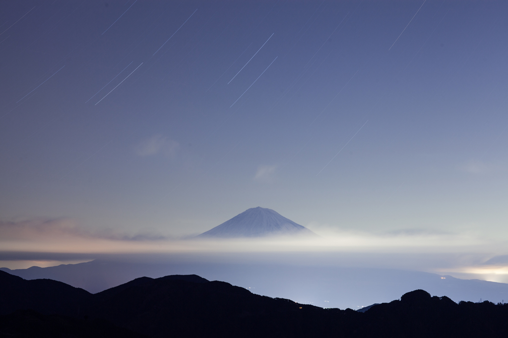 Star falls gently to sleeping Fuji 