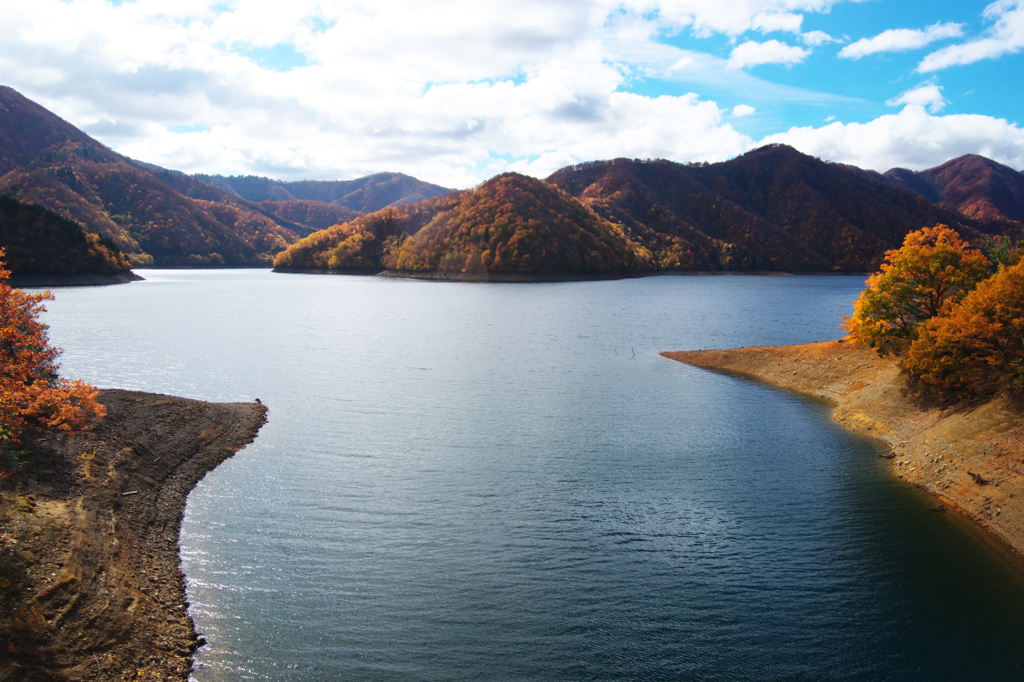 逆光の九頭竜湖