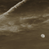 飛行機雲と月