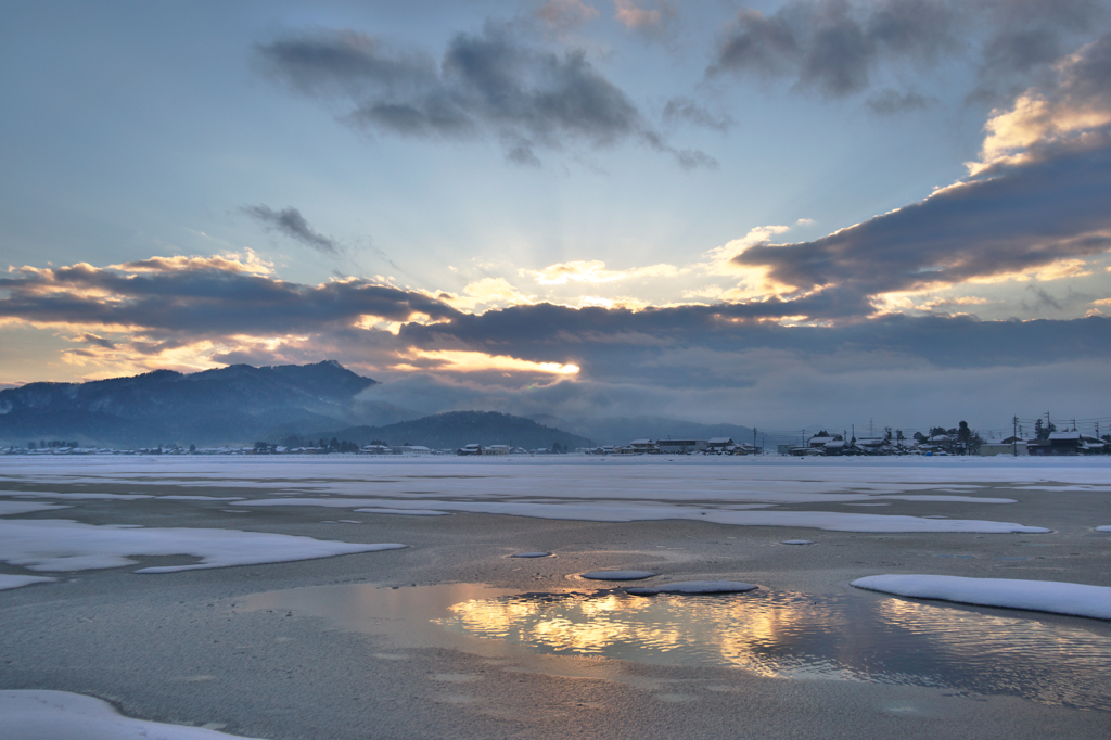 雪上がりの夕暮れ・水田