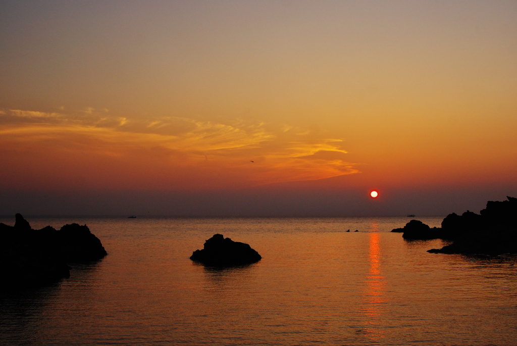 未確認飛行物体と夕暮れの海