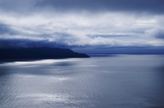 裂ける雲、輝く海