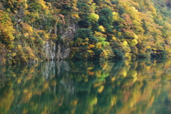 ダム湖の秋Ⅲ