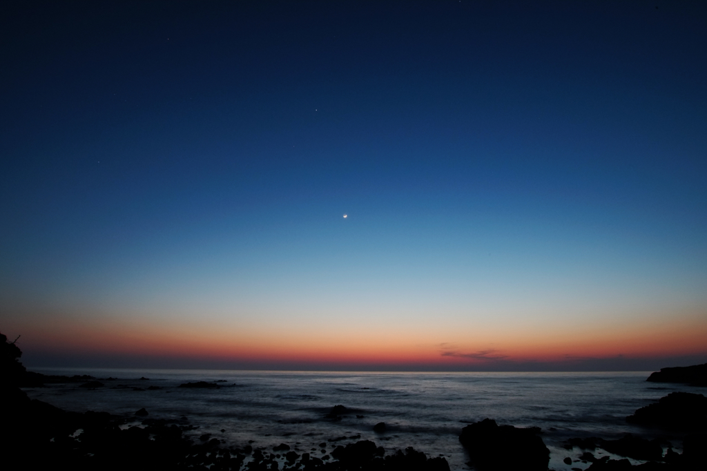 夕暮れの月・日本海