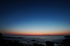 夕暮れの月・日本海