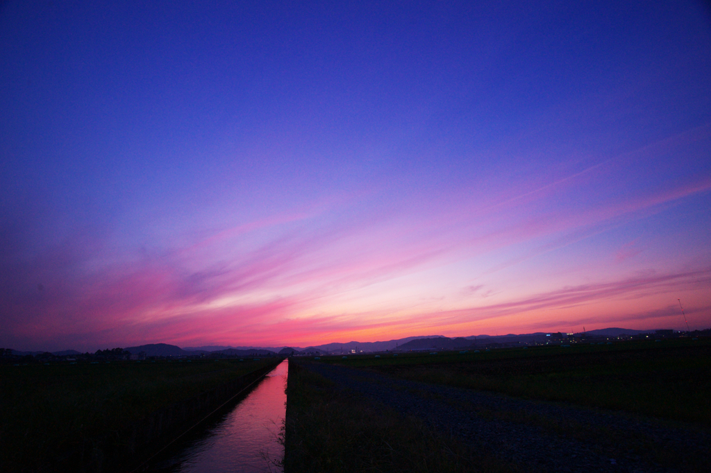 夕暮れの用水路