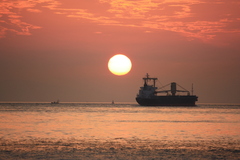 夕陽と貨物船