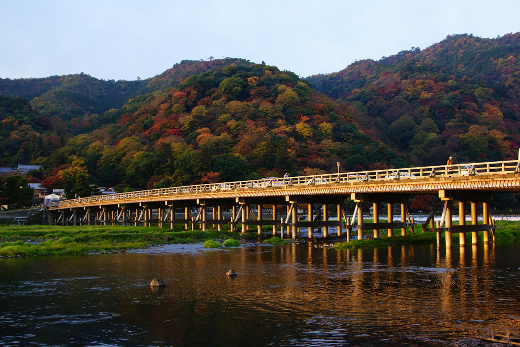 朝日に照らされる渡月橋