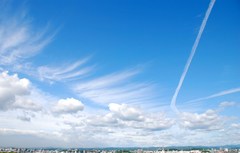 空と飛行機雲