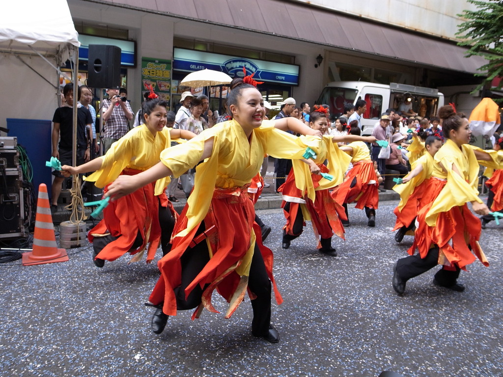 ①ハマこい踊り