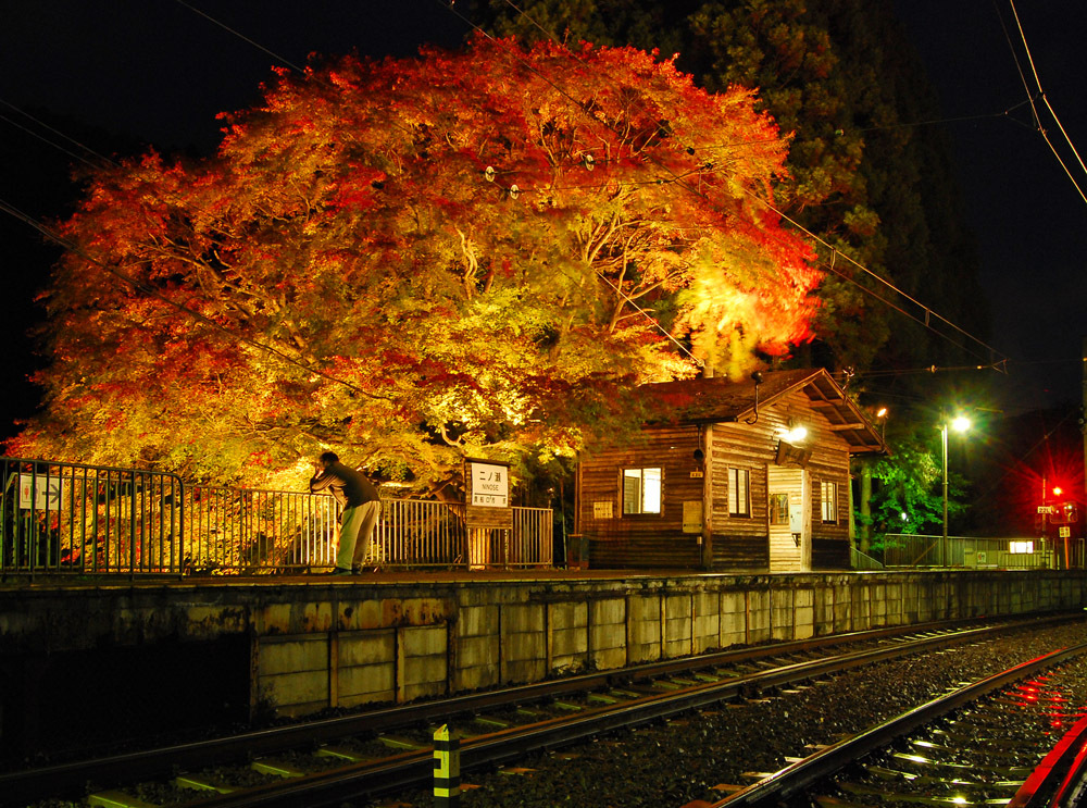 秋悠駅舞台