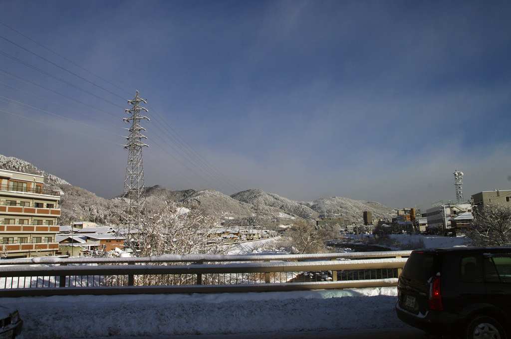 まだ山は雪模様
