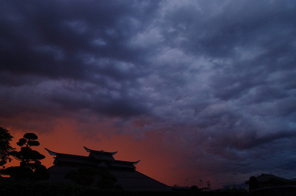 不穏な空