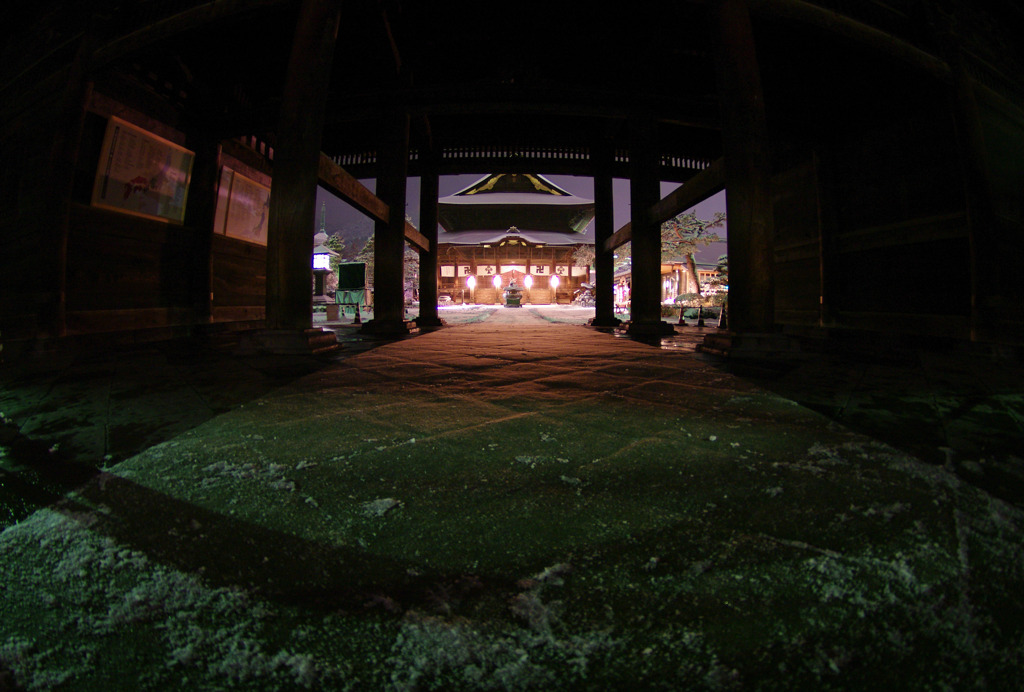 雪夜の善光寺：山門から覗く本堂