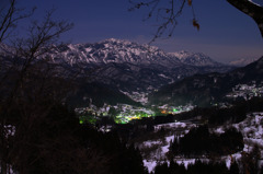 戸隠山と鬼無里の灯り