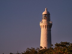 夕日に染まる白亜の灯台