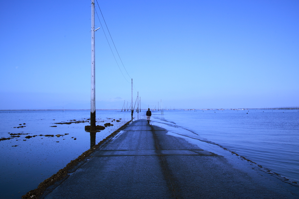 海の上を歩く男