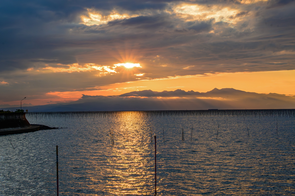 冬空へ続く光の路　