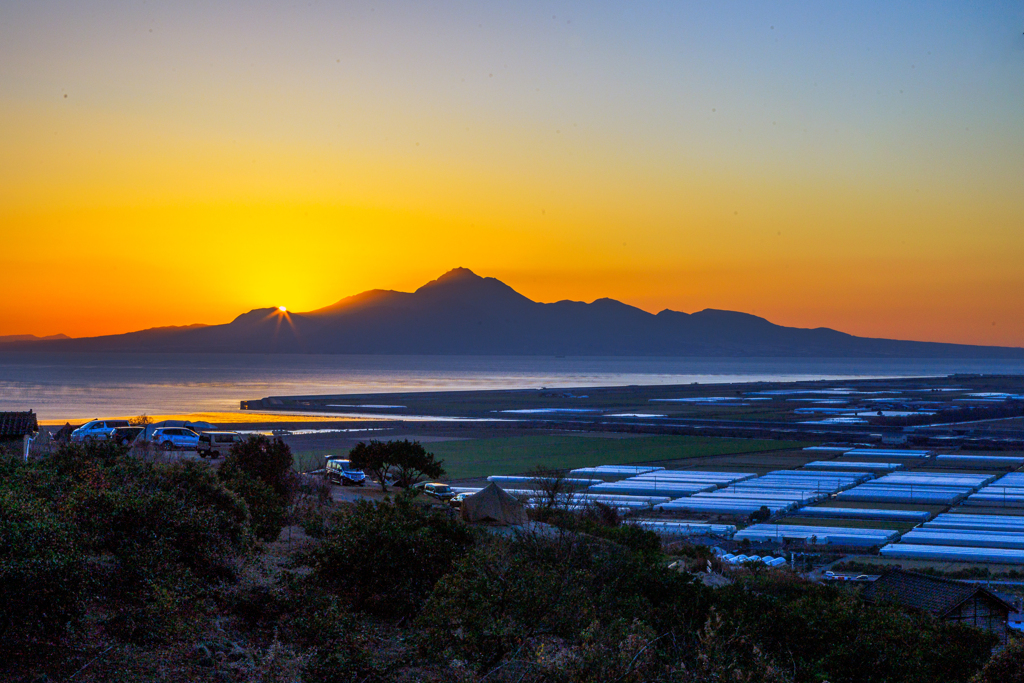 普賢岳に夕日沈むとき