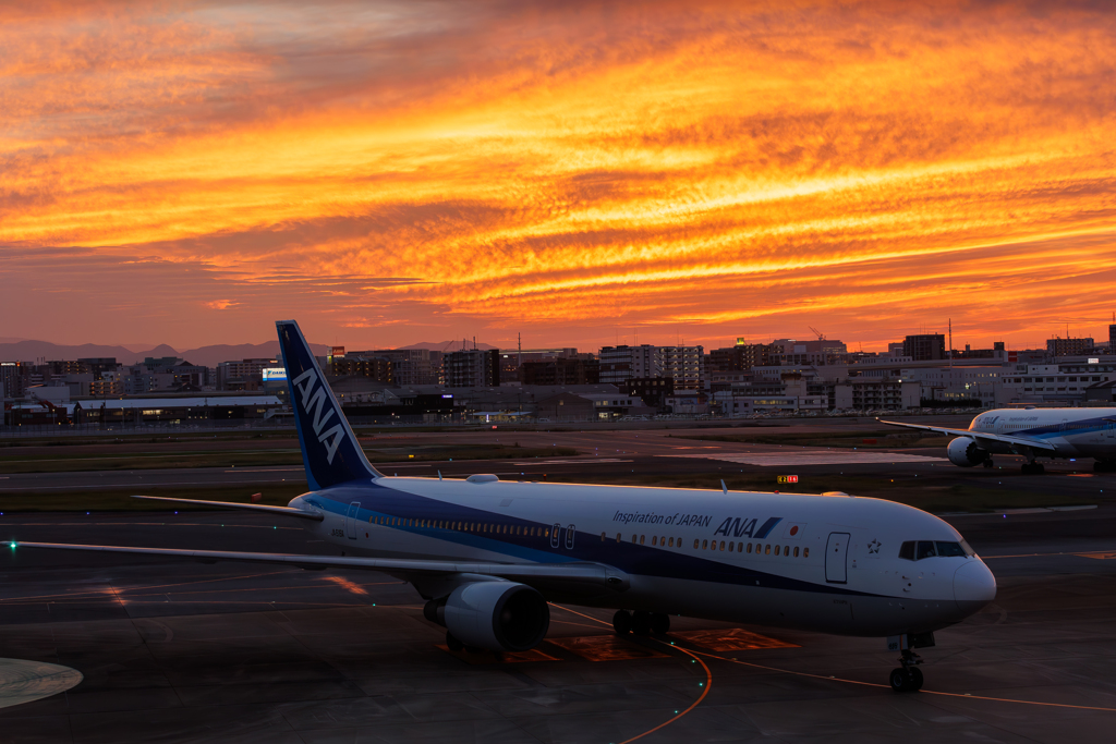 夕焼けと飛行機