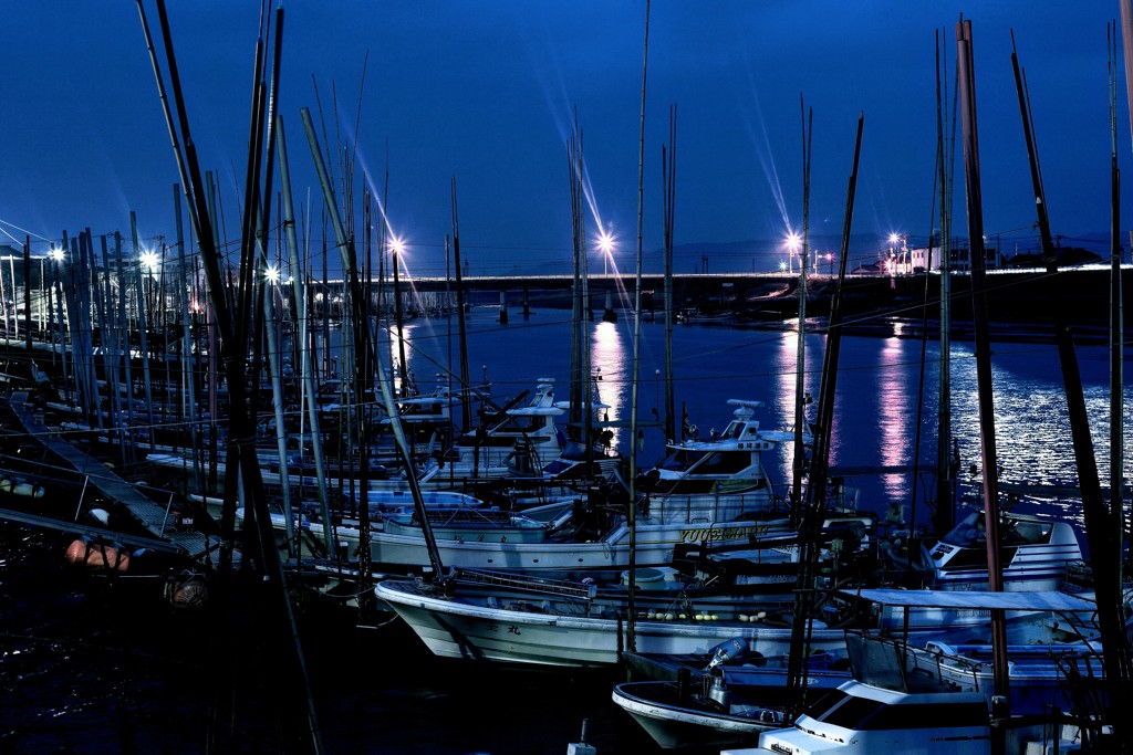 夜明け前の漁師船