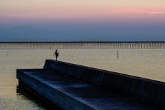 夕暮れの釣り人