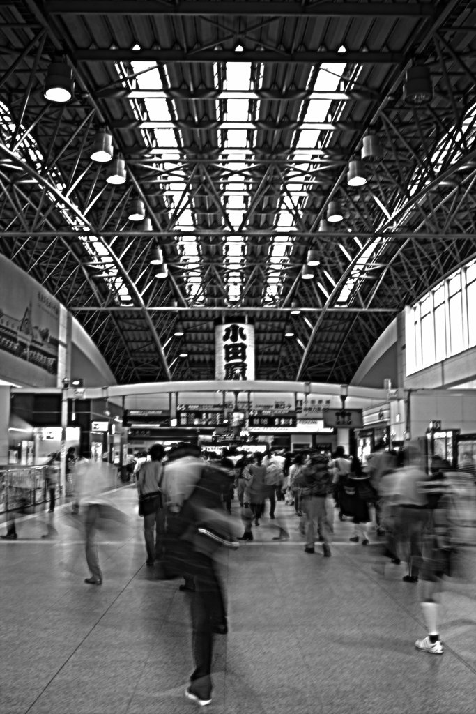 モノクロな小田原駅