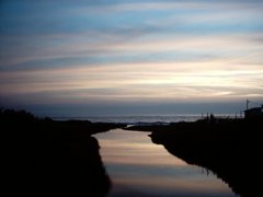 夕焼けの映る川