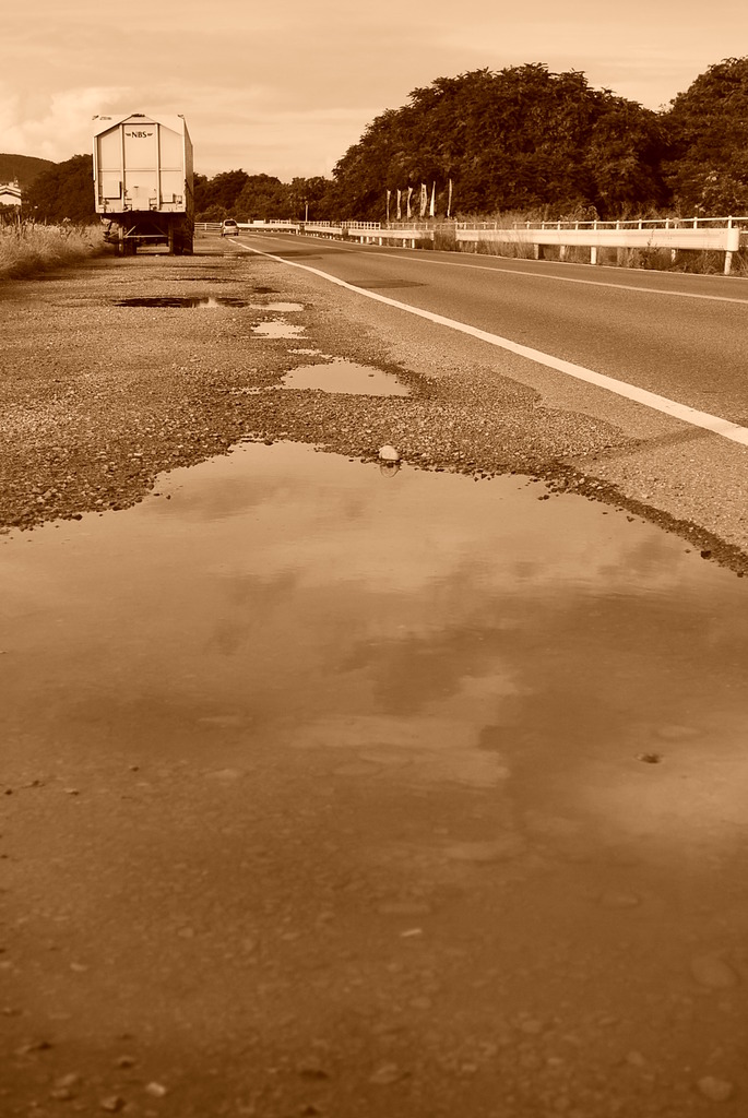 夕暮れの車道