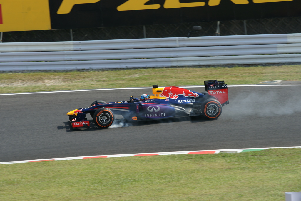 ベッテル　ヘアピンでタイヤロック!!