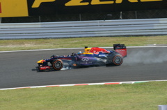 ベッテル　ヘアピンでタイヤロック!!