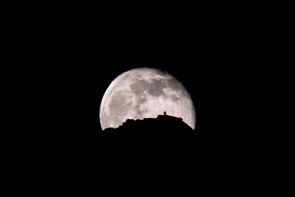 剣ヶ峰から昇る月