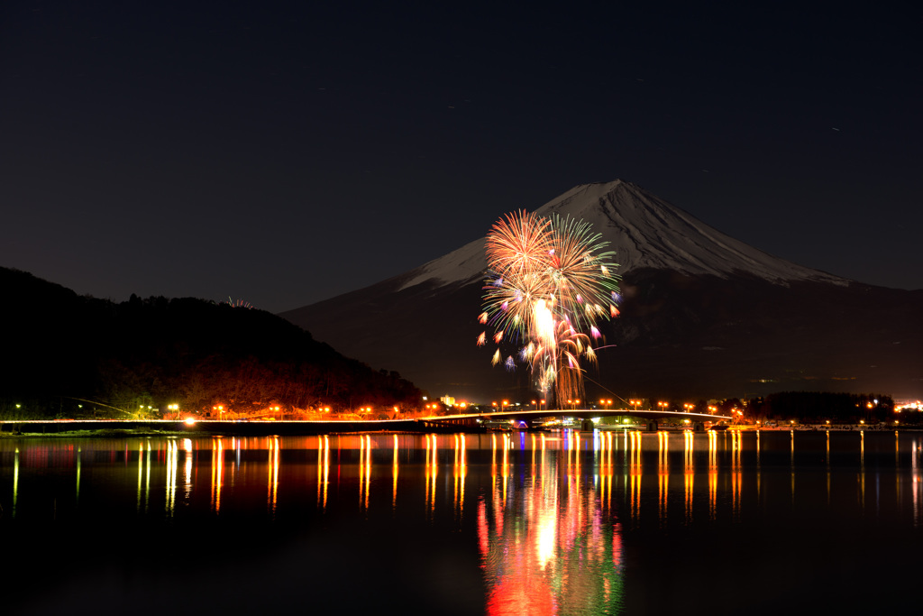 富士と冬の花火