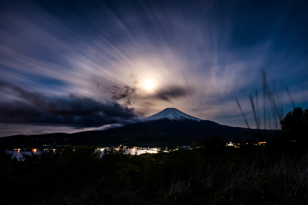 富士に降り立つ月の暈