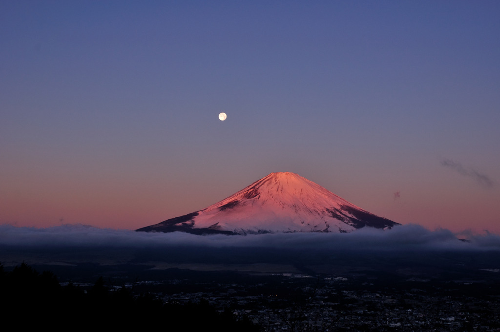 紅色に染まる富士の山