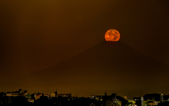 富士に落ちる紅月