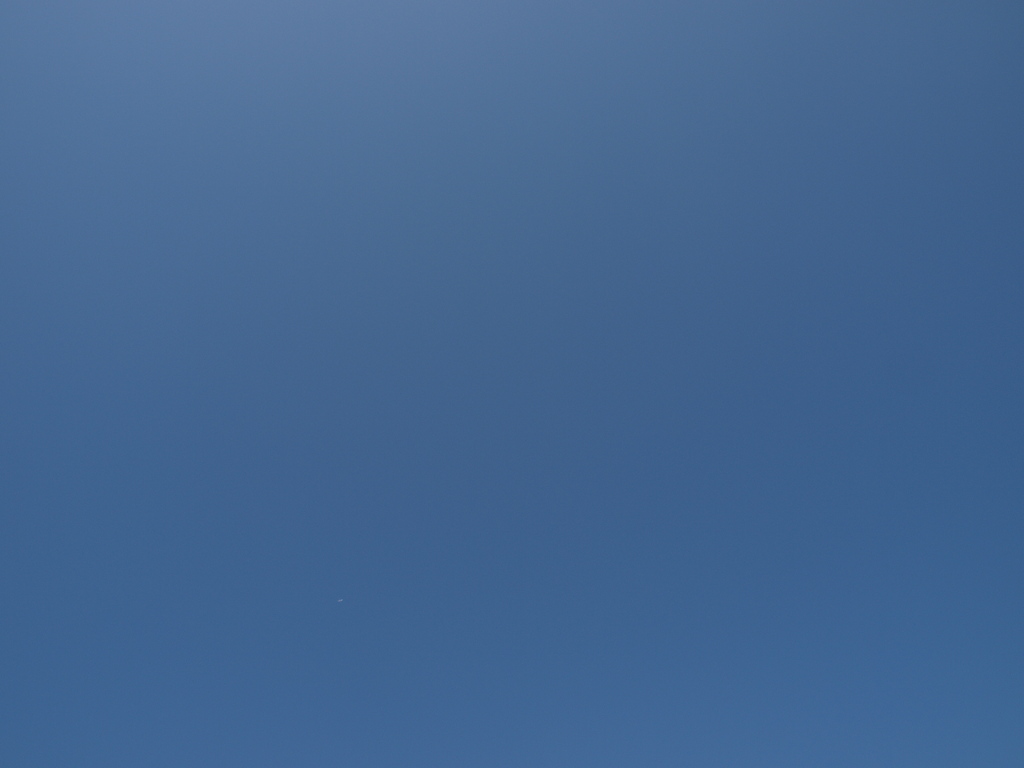 波ひとつない空