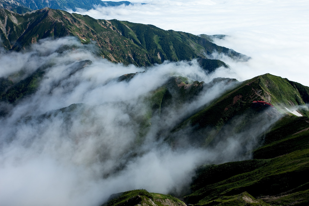 縦走路を流れる滝雲