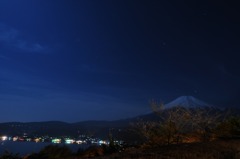 夜景の富士と山中湖