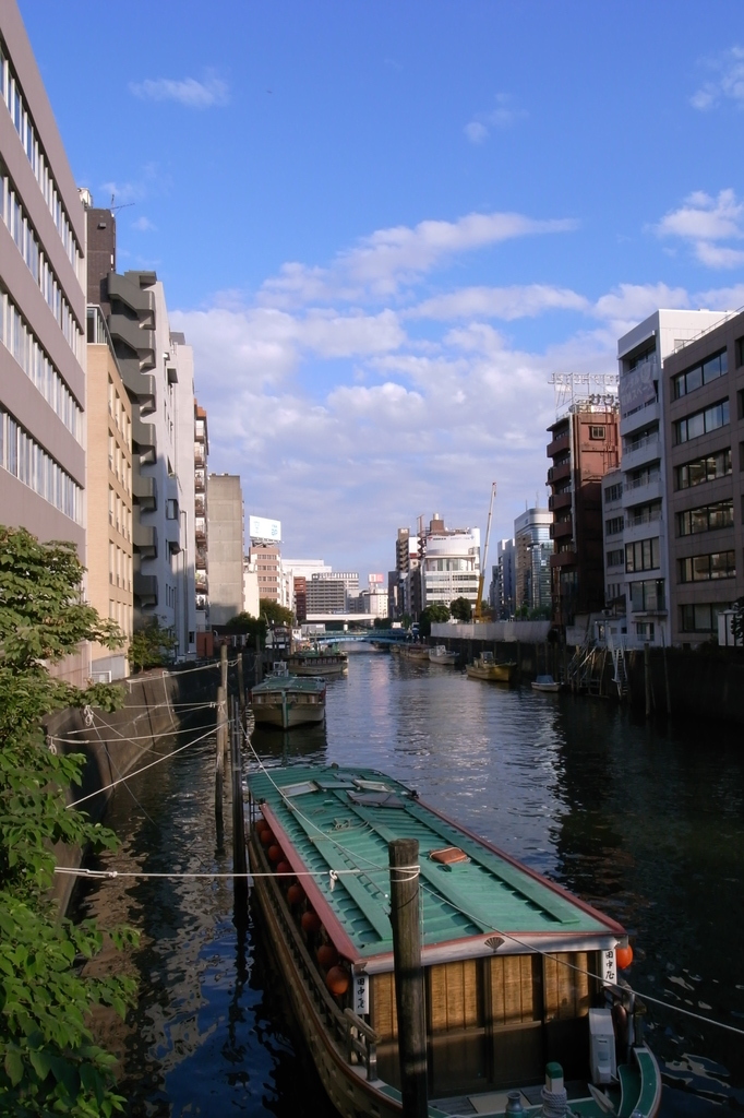 秋空に浮く屋形船