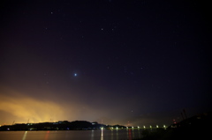 遠くの工業地帯と夜空