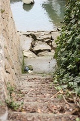 階段　川へ