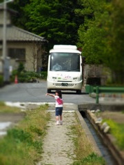 娘とバス