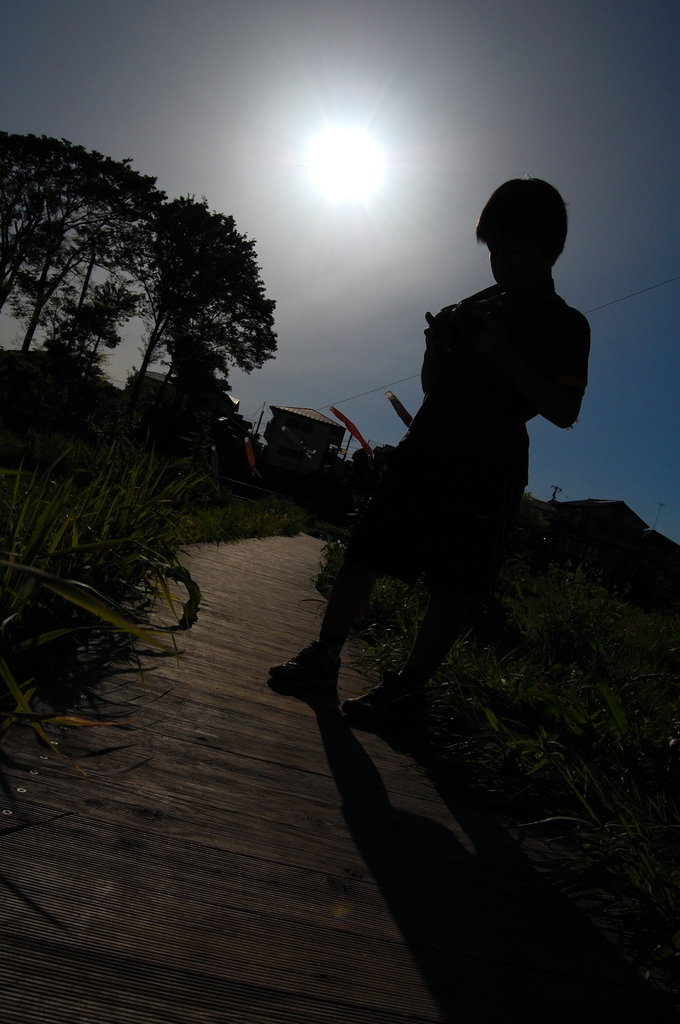 木道に立つ少年