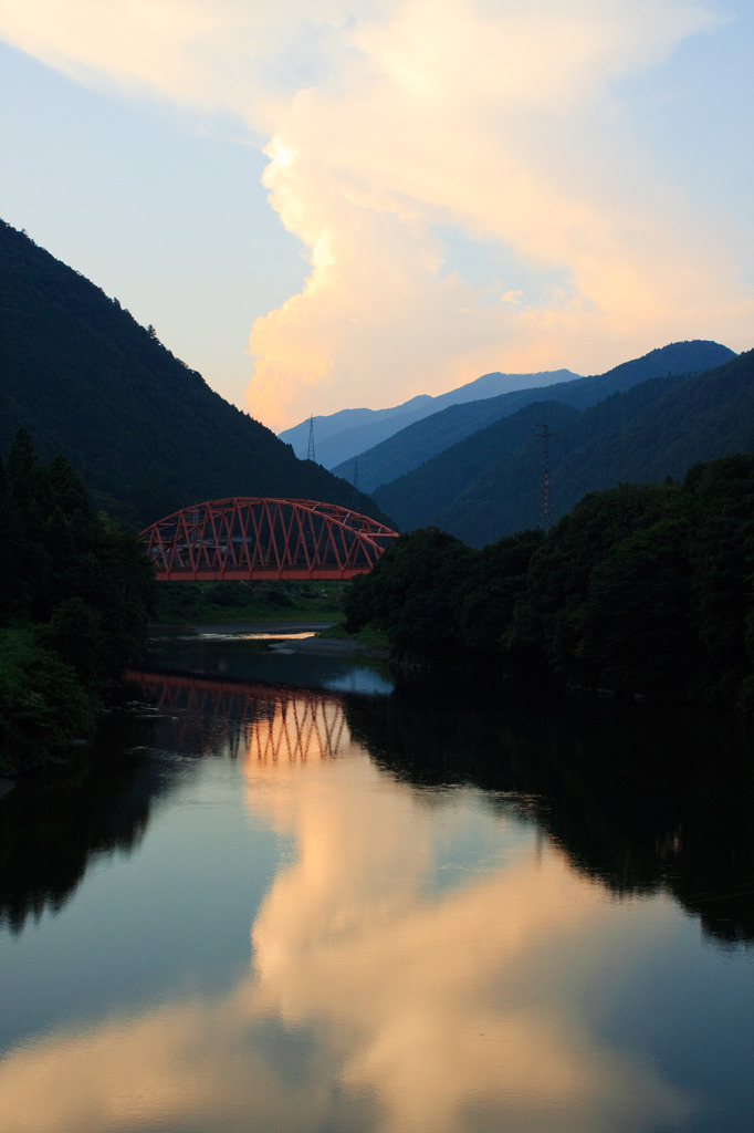 根尾の赤い橋