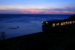 響灘の夕焼と電車