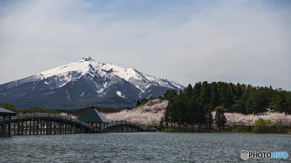 鶴の舞橋と岩木山