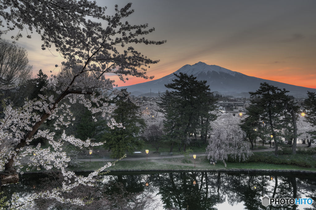 岩木山①　弘前公園公園から