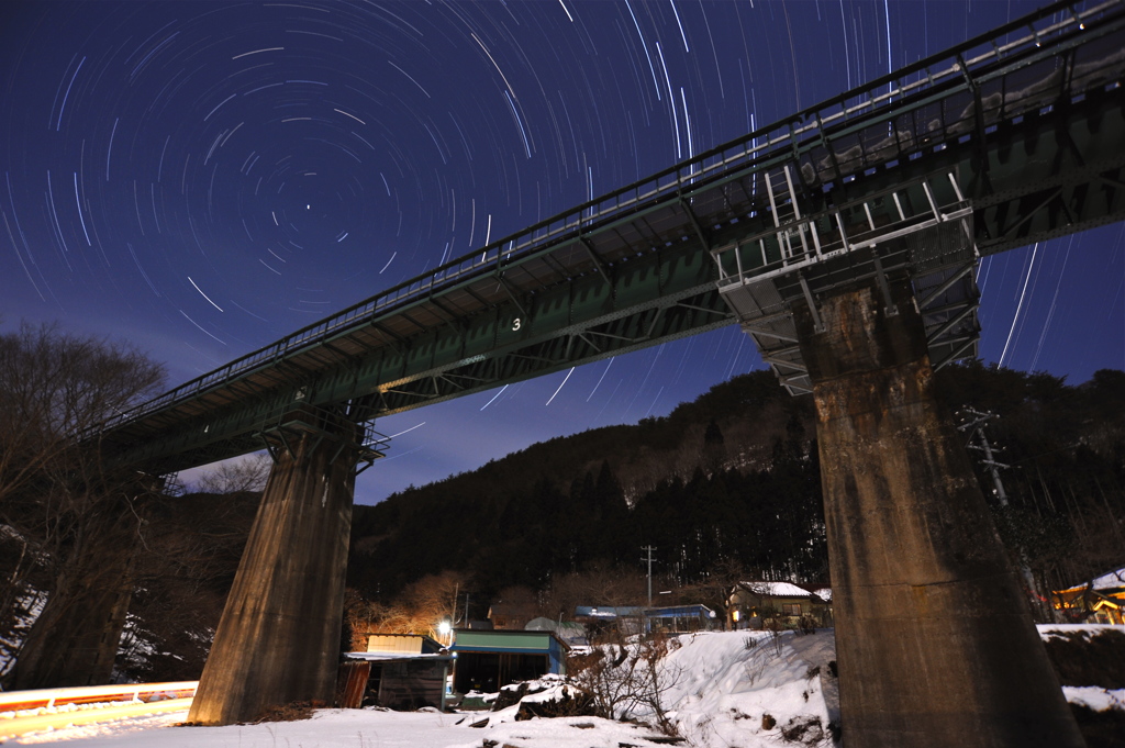 山間の鉄橋と北極星