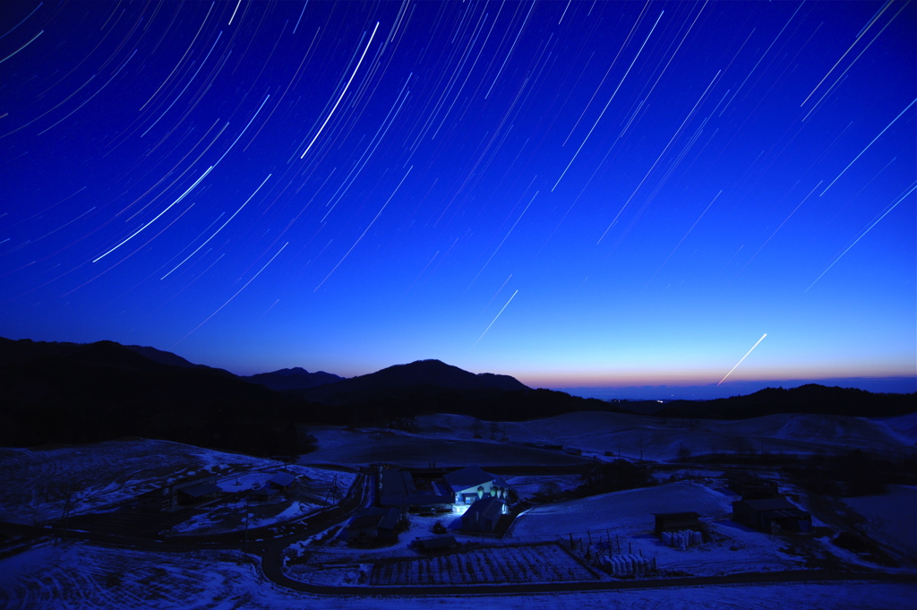 凛とした冬の夜明け近くに